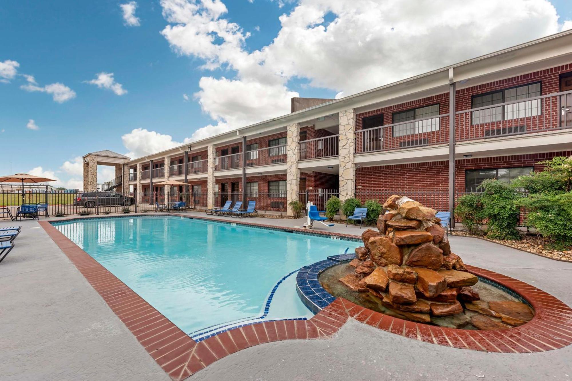 Best Western Inn Of Brenham Exterior photo